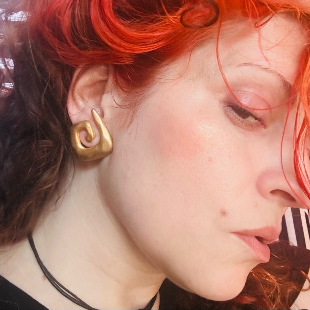 GOLDEN HOUR Vintage 80s Art Deco Revival 3D Swirl Clip-on Earrings - Picture 8 of 8